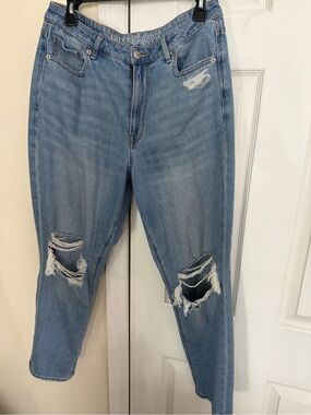 American Eagle Outfitters Light Blue Distressed Women's mom Jeans